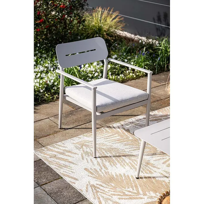Garden Impressions Loungemöbel-Set Morella - 4 -tlg., Aluminium, Weiß - Hellgrauer Outdoor-Sessel mit Kissen auf einem Terrassenteppich, Teil einer Gartensitzgruppe.