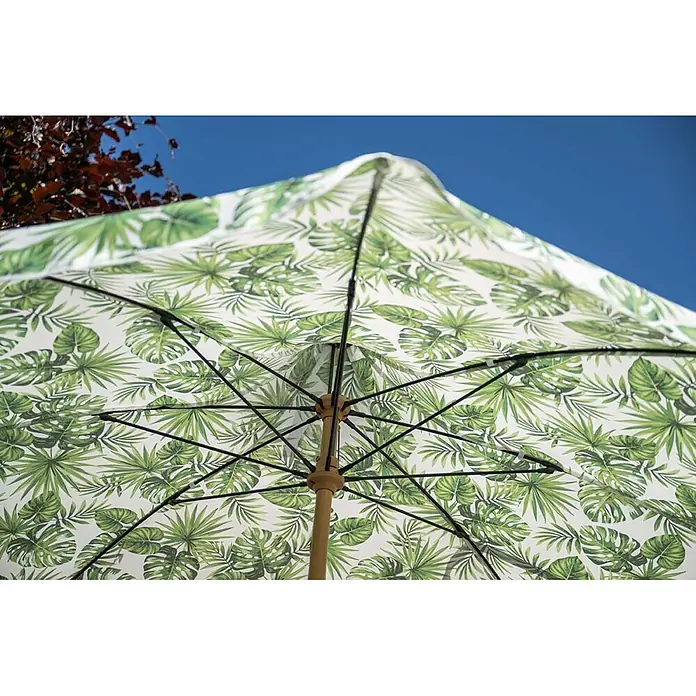 Garden Impressions Marktschirm rund Aloha - Grün/Blättermotiv, Durchmesser Bespannung: 200 cm - Ein offener Sonnenschirm mit weiß-grünem Tropenblattmuster, von unten vor blauem Himmel gesehen.