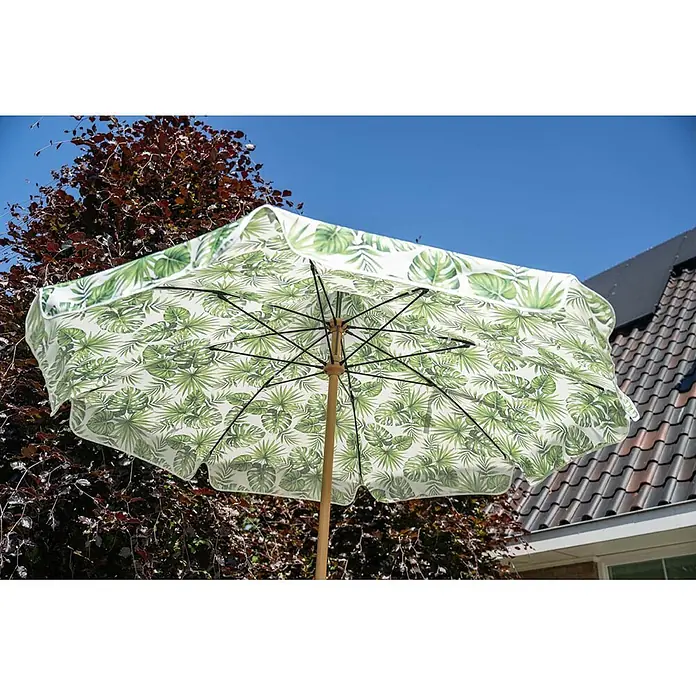 Garden Impressions Marktschirm rund Aloha - Grün/Blättermotiv, Durchmesser Bespannung: 200 cm - Offener Sonnenschirm mit weißem Stoff, grünem Tropenblattmuster, Holzstange und schwarzen Speichen vor blauem Himmel.