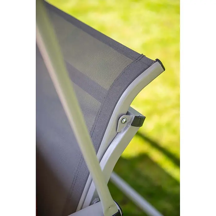Garden Impressions Hollywoodschaukel Rubens - Aluminium, Max. Personenzahl: 3 Stk., Taupe - Atmungsaktives graues Netzgewebe auf hellem Metallrahmen eines Outdoor-Stuhls, mit sichtbarem Scharnier.