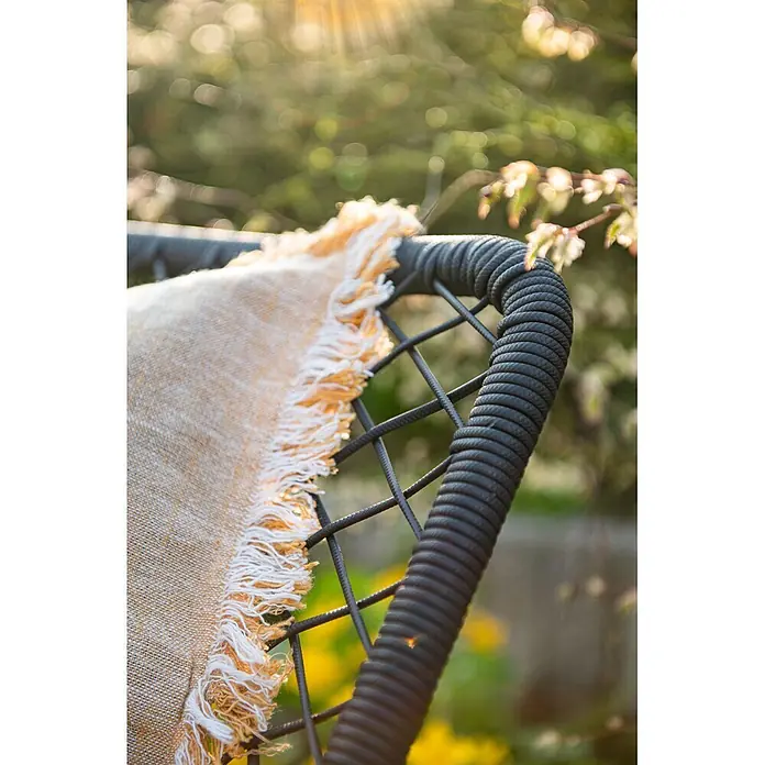 Garden Impressions Gartensessel Dido - 1 Stk., Stahl, Polyester, Stapelbar, Schwarz/Grau, B x T x H: 63 x 85 x 55 cm - Schwarzer Outdoor-Stuhl mit beigem Fransenüberwurf im warmen Sonnenlicht.
