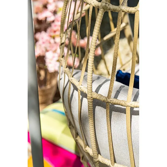 Garden Impressions Hängesessel Fargo - L x B x H: 92 x 79 x 198 cm, Metall, Beige - Nahaufnahme eines natürlichen Rattan-Hängesessels mit hellgrauem Kissen, im Freien mit unscharfem, farbigem Hintergrund.