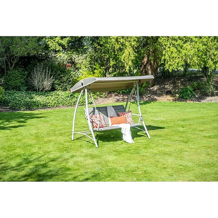 Garden Impressions Hollywoodschaukel Rubens - Aluminium, Max. Personenzahl: 3 Stk., Taupe - Ein graues Gartenschaukel mit Dach, dunkelgrauem Sitz und orange gemusterten Kissen.