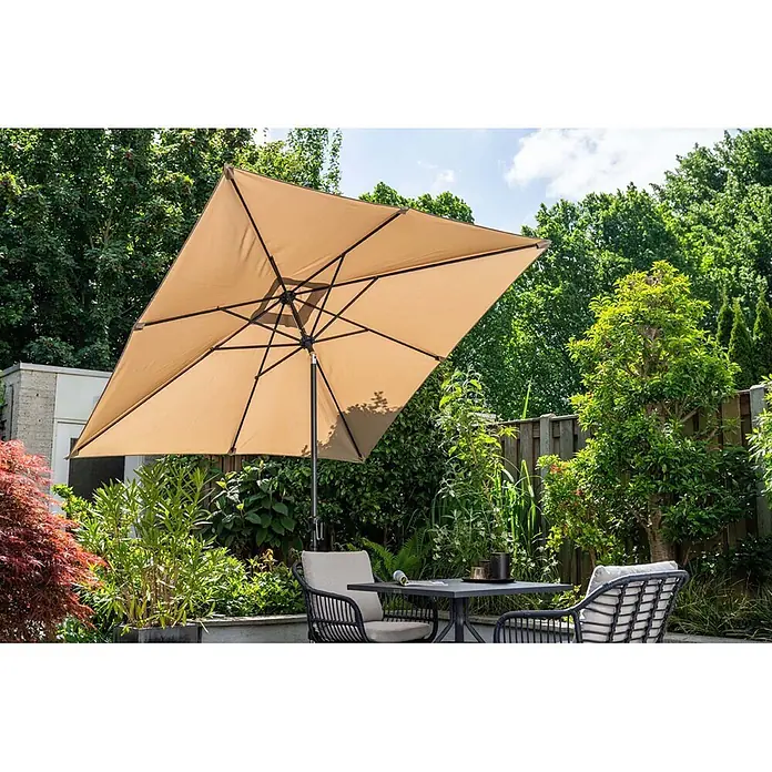 Garden Impressions Balkonschirm Lotus - Taupe, Quadratisch, Bespannungsmaß (L x B): 250 x 250 cm - Quadratischer beiger Ampelschirm spendet Schatten für eine Outdoor-Essgruppe im Garten.