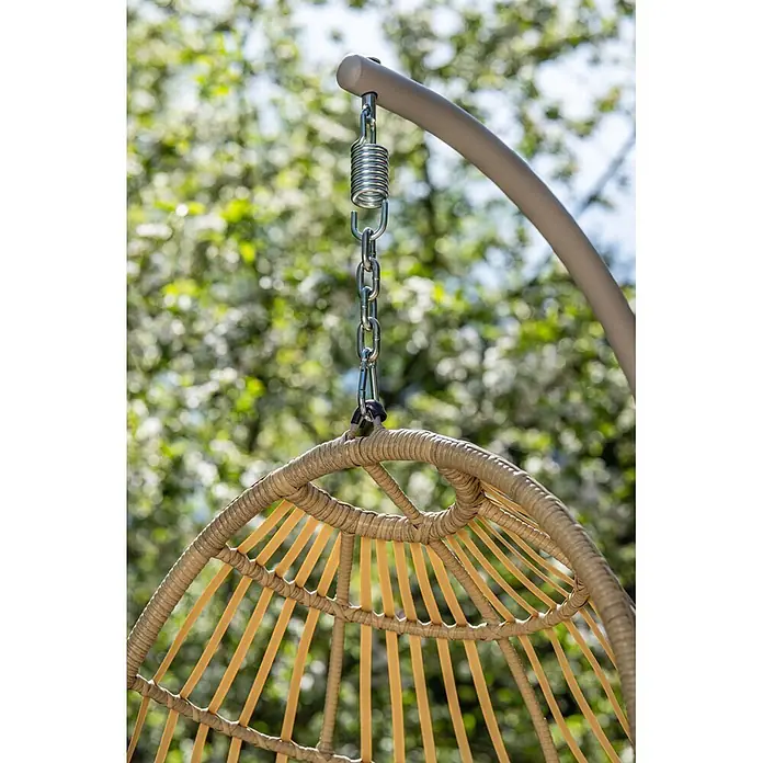 Garden Impressions Hängesessel Fargo - L x B x H: 92 x 79 x 198 cm, Metall, Beige - Nahaufnahme eines beigefarbenen Rattan-Hängesessels, aufgehängt an einer Metallkette und Feder an einem geschwungenen Ständer.