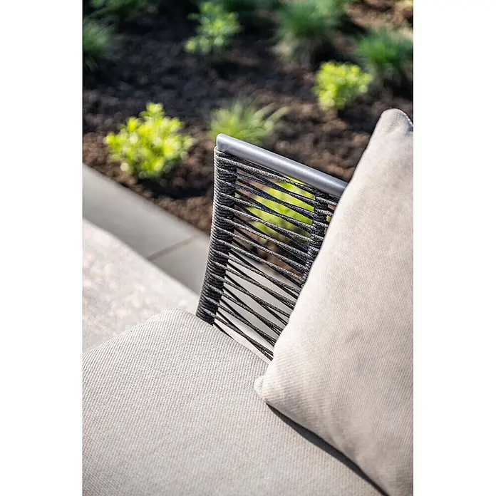 Garden Impressions Loungesofa - B x T x H: 97 x 175 x 73 cm, Aluminium, Polyester, Schwarz/Sand - Nahaufnahme eines modernen Outdoor-Stuhls mit grauem Geflecht und Kissen, im Garten.