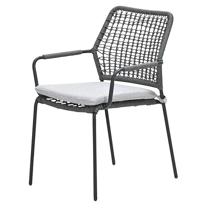 Garden Impressions Gartensessel Swifty - 1 Stk., Stahl, Polyester, Stapelbar, Schwarz, B x T x H: 63,5 x 84,5 x 56,5 cm - Grauer geflochtener Sessel mit hellem Kissen und dunklem Metallgestell, für drinnen oder draußen geeignet.