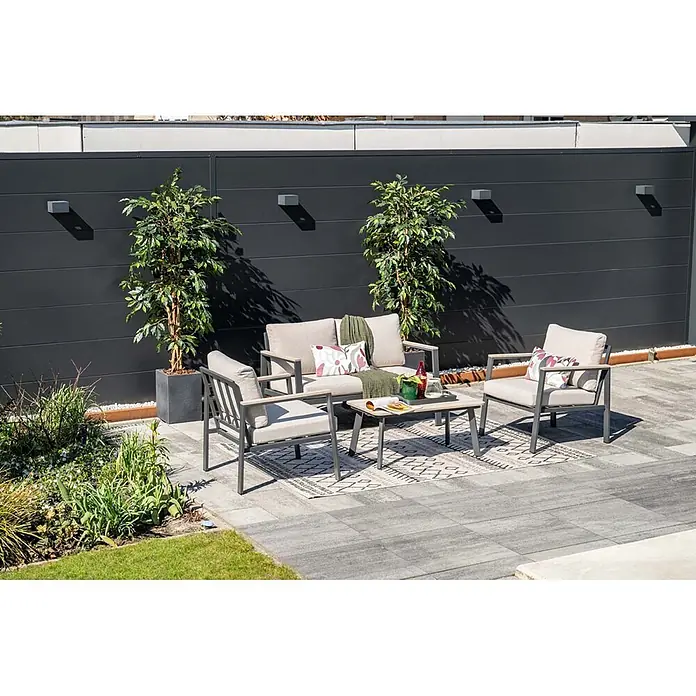 Garden Impressions Loungemöbel-Set Ricca - 4 -tlg., Aluminium, Grau/Schwarz - Modernes Outdoor-Lounge-Set mit grauen Gestellen und hellen Kissen auf einer gepflasterten Terrasse.