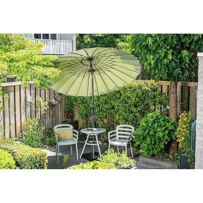 Garden Impressions Balkonschirm rund Manila - Olivgrün, Durchmesser Bespannung: 250 cm - Hellgrüner Sonnenschirm spendet Schatten über Gartentisch und Stühlen.