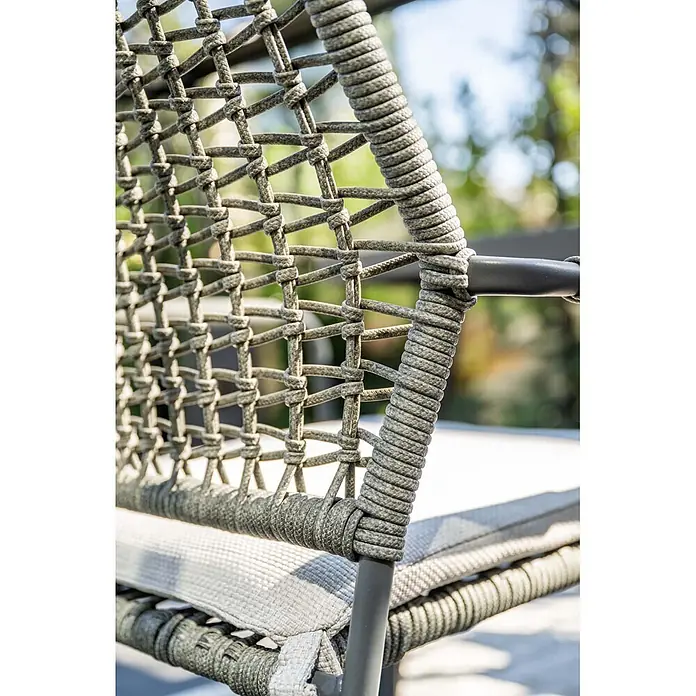 Garden Impressions Gartensessel Swifty - 1 Stk., Stahl, Polyester, Stapelbar, Schwarz, B x T x H: 63,5 x 84,5 x 56,5 cm - Nahaufnahme eines Gartenstuhls mit olivgrüner geflochtener Seillehne und hellem Kissen auf dunklem Rahmen.