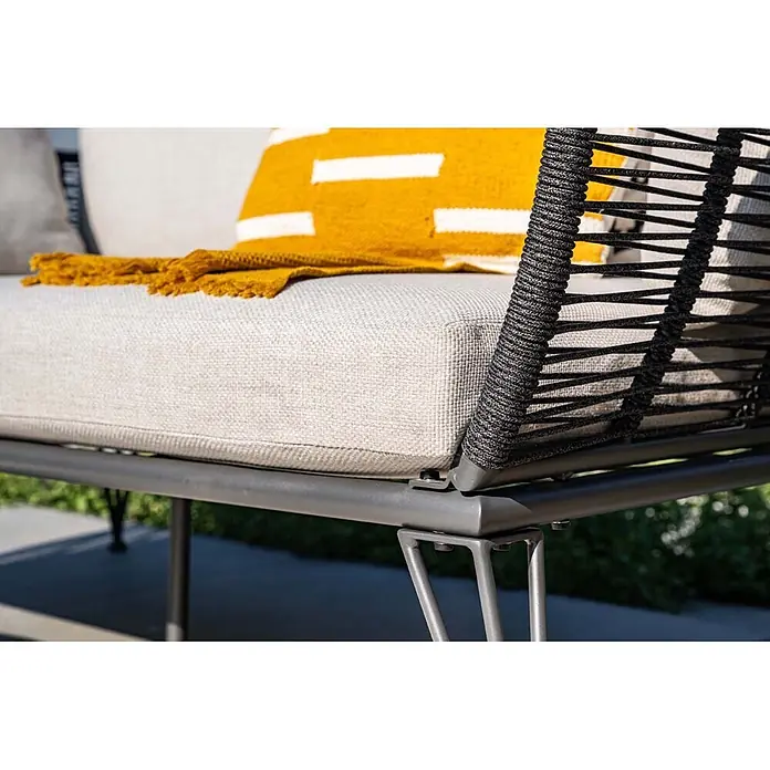 Garden Impressions Loungesofa - B x T x H: 97 x 175 x 73 cm, Aluminium, Polyester, Schwarz/Sand - Nahaufnahme eines Outdoor-Sofas mit hellgrauen Kissen, schwarzer Seilrückenlehne und gelbem Überwurf.