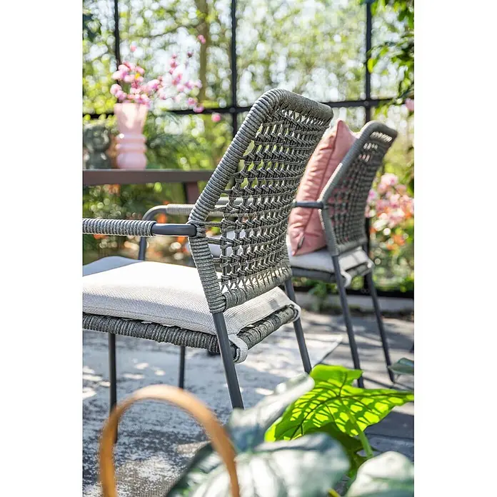 Garden Impressions Gartensessel Swifty - 1 Stk., Stahl, Polyester, Stapelbar, Schwarz, B x T x H: 63,5 x 84,5 x 56,5 cm - Gartenstuhl mit grauer geflochtener Seilbespannung, dunklem Metallrahmen und hellgrauem Kissen im Garten.