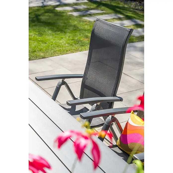 Garden Impressions Garten-Positionssessel Osaka - Aluminium, Klappbar, Schwarz/Anthrazit, B x T x H: 61,5 x 66,5 x 110 cm - Dunkelgrauer Gartenstuhl aus Mesh mit grauem Gestell und Armlehnen, Teil eines Outdoor-Esssets auf einer Terrasse.
