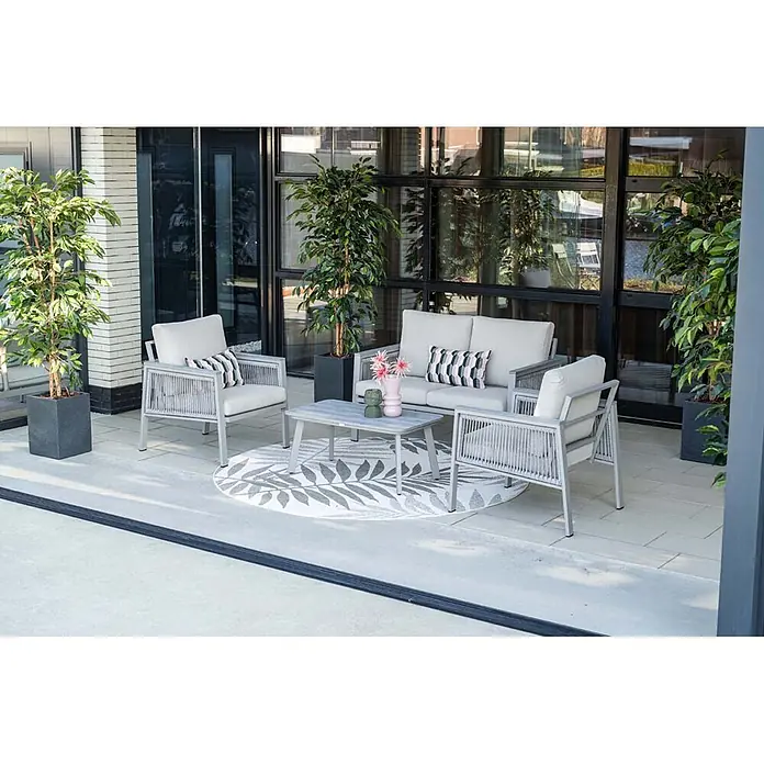Garden Impressions Loungemöbel-Set Preci - 4 -tlg., Aluminium, Geflecht, Vironwood, Grau - Hellgraue Outdoor-Sitzgruppe mit Sofa, zwei Stühlen und Couchtisch auf gemustertem Teppich.