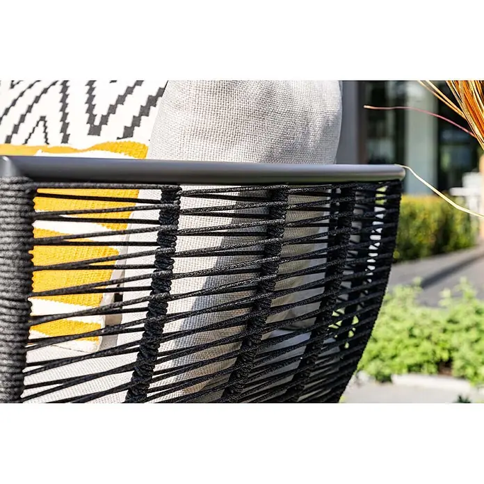 Garden Impressions Loungesofa - B x T x H: 97 x 175 x 73 cm, Aluminium, Polyester, Schwarz/Sand - Outdoor-Sessel mit schwarzem Seilgeflecht und dunkelgrauer Metallarmlehne. Hellgraue und gemusterte Kissen sind sichtbar.
