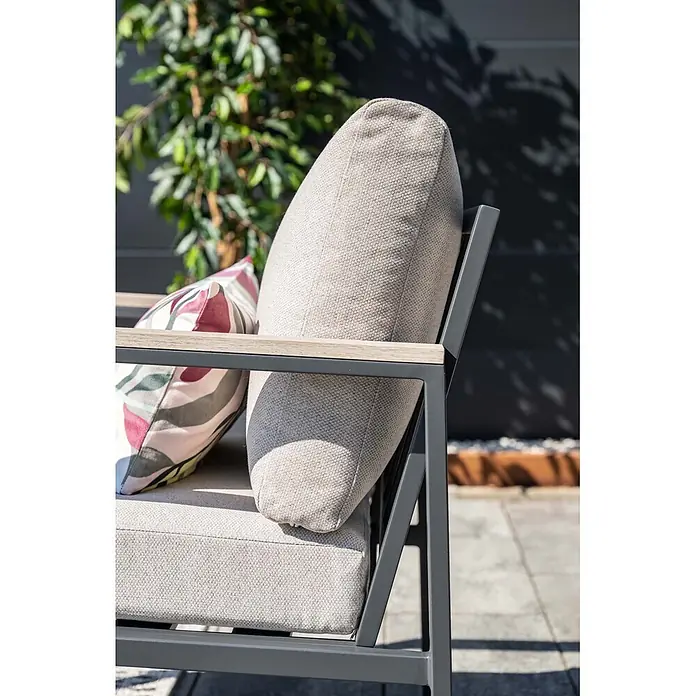 Garden Impressions Loungemöbel-Set Ricca - 4 -tlg., Aluminium, Grau/Schwarz - Outdoor-Sessel mit hellgrauen Polstern, dunkelgrauem Metallrahmen und Holzarmlehnen, auf einer Terrasse.