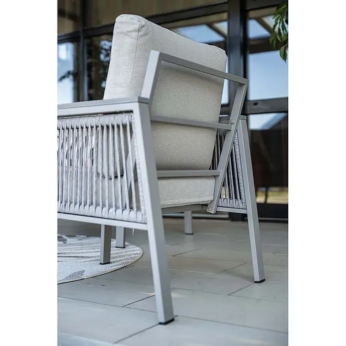 Garden Impressions Loungemöbel-Set Preci - 4 -tlg., Aluminium, Geflecht, Vironwood, Grau - Outdoor-Sessel mit grauem Metallrahmen, hellgrauen Polstern und grauer Seildetailierung auf einer Terrasse.