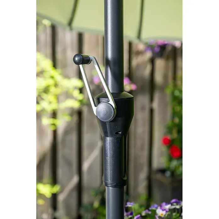 Garden Impressions Balkonschirm rund Manila - Olivgrün, Durchmesser Bespannung: 250 cm - Schwarzer Sonnenschirmmast mit silberner Kurbel und schwarzem Knauf zum Öffnen/Schließen des Schirms im Garten.