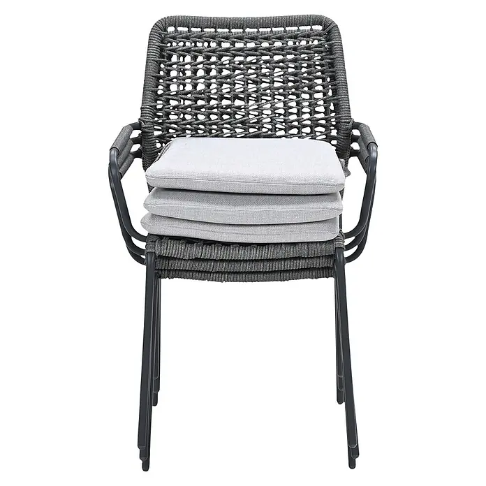 Garden Impressions Gartensessel Swifty - 1 Stk., Stahl, Polyester, Stapelbar, Schwarz, B x T x H: 63,5 x 84,5 x 56,5 cm - Dunkelgrauer geflochtener Outdoor-Stuhl mit Metallrahmen und gestapelten hellgrauen Kissen.