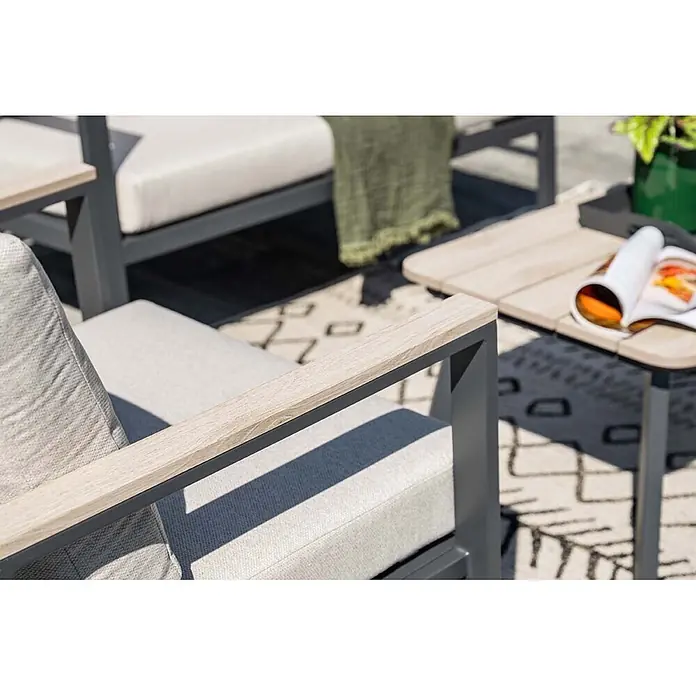 Garden Impressions Loungemöbel-Set Ricca - 4 -tlg., Aluminium, Grau/Schwarz - Outdoor-Lounge-Sessel mit hellgrauen Polstern, hellen Holzarmlehnen und dunkelgrauem Gestell, mit passendem Beistelltisch auf einem Outdoor-Teppich.