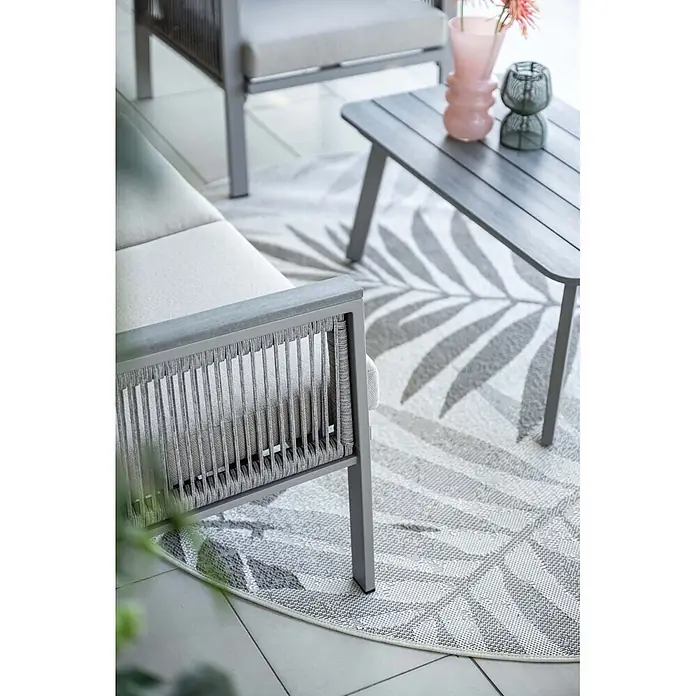 Garden Impressions Loungemöbel-Set Preci - 4 -tlg., Aluminium, Geflecht, Vironwood, Grau - Grauer Outdoor-Loungesessel mit Seildetails und passendem Couchtisch auf gemustertem Teppich.