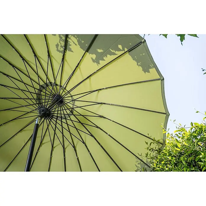 Garden Impressions Balkonschirm rund Manila - Olivgrün, Durchmesser Bespannung: 250 cm - Hellgrüner Sonnenschirm von unten, mit schwarzen Speichen, im Freien Schatten spendend. Blattschatten auf dem Schirm.