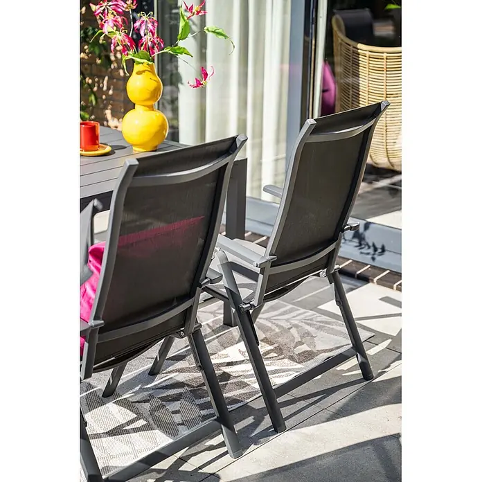Garden Impressions Garten-Positionssessel Osaka - Aluminium, Klappbar, Schwarz/Anthrazit, B x T x H: 61,5 x 66,5 x 110 cm - Zwei graue Klappstühle aus Metall und Textilene auf einer Terrasse.