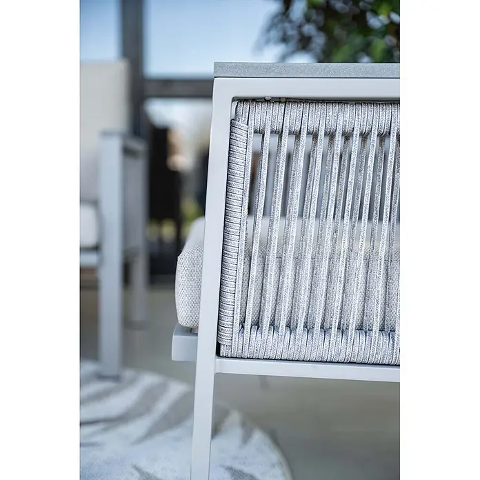 Garden Impressions Loungemöbel-Set Preci - 4 -tlg., Aluminium, Geflecht, Vironwood, Grau - Nahaufnahme eines modernen hellgrauen Outdoor-Stuhls mit Metallrahmen, geflochtener Seillehne und passendem Kissen.