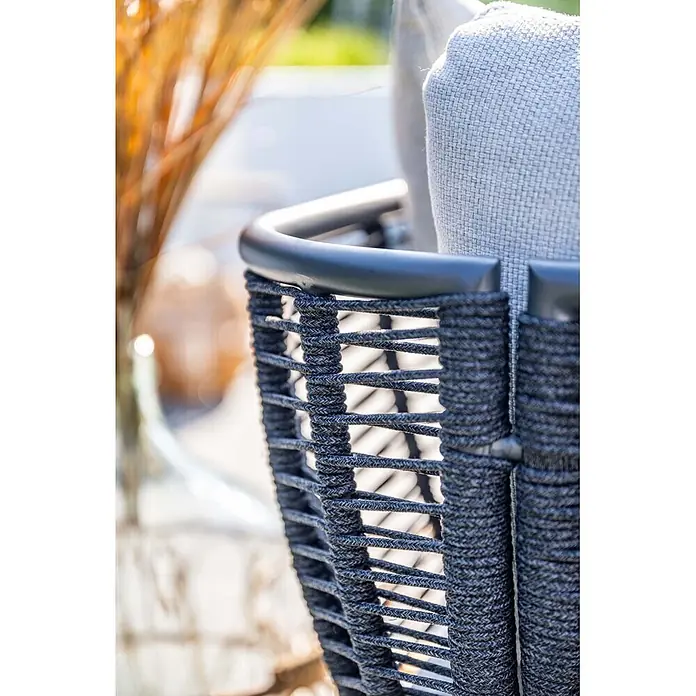 Garden Impressions Loungesofa - B x T x H: 97 x 175 x 73 cm, Aluminium, Polyester, Schwarz/Sand - Nahaufnahme einer dunkelgrauen geflochtenen Outdoor-Sesselarmlehne und -Rückenlehne mit schwarzem Metallrahmen und hellem Kissen.
