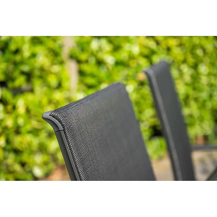 Garden Impressions Stapelstuhl Gala - Aluminium, Schwarz/Anthrazit, B x T x H: 64 x 63 x 93,5 cm - Nahaufnahme einer dunkelgrauen Gartenstuhl-Rückenlehne aus Netzgewebe mit dezentem grauem Rahmen.