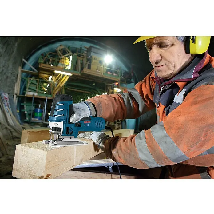 Bosch Professional Elektro-Pendelhubstichsäge GST 150 CE - 780 W, 500 /min - 3.100 /min, Anzahl Pendelhubstufen: 4 Stk. - Nahaufnahme einer Bosch GST 150 CE Stichsäge bei der Arbeit. Perfekt für präzise Holzarbeiten mit hoher Leistung und einfacher Handhabung.