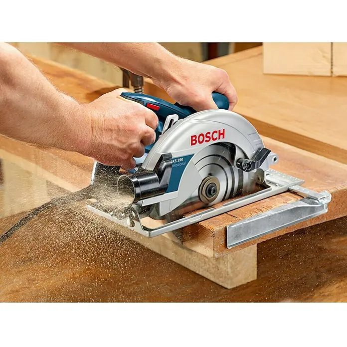 Bosch Professional Handkreissäge GKS 190 - 1.400 W, Durchmesser Sägeblatt: 190 mm, Schnitttiefe bei 90 °: 70 mm - Nahaufnahme einer Bosch Kreissäge beim Schneiden von Holz, wobei Sägespäne aufwirbeln.