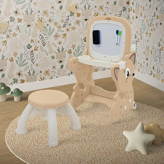 ECD Germany Kinder-Werkbank 3in1 Spieltisch mit Stuhl - Braun, Weiß - Beigefarbenes Kinder-Staffelei aus Kunststoff mit Reh-Motiv, Whiteboard und passendem Hocker in einem Kinderzimmer.