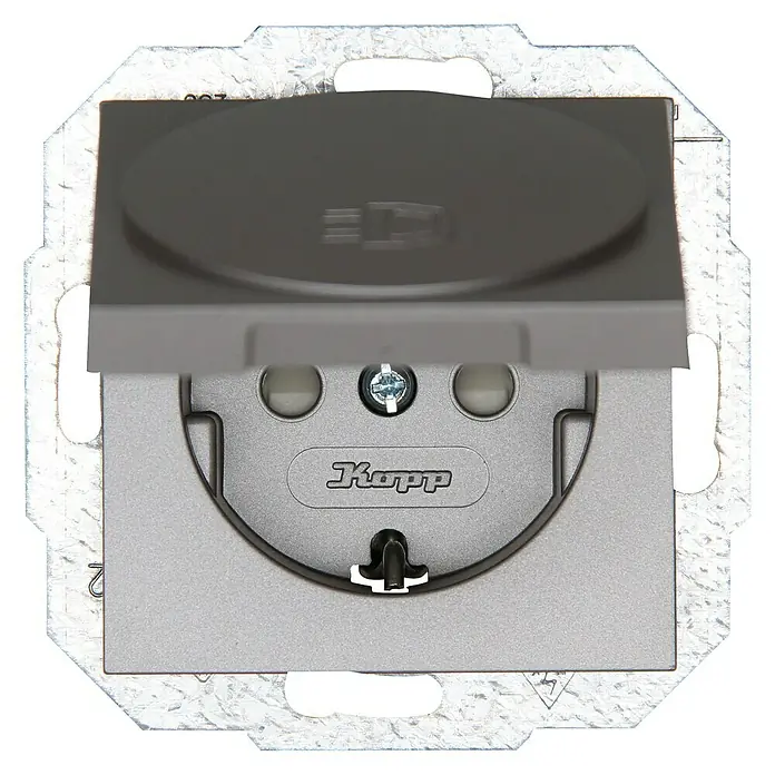 Steckdose mit Deckel - Silber, 1-fach, Kunststoff, IP20 - Nahaufnahme einer Kopp-Schuko-Steckdose in Grau mit geöffnetem Deckel und quadratischer Bauform für den Innenbereich.