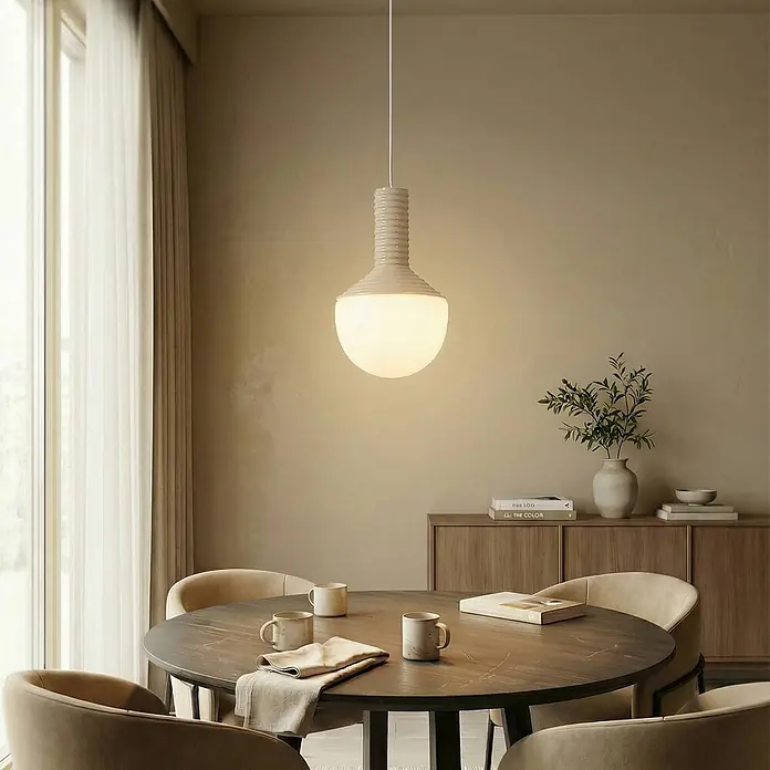 Lucande Pendelleuchte Florine - creme / amber, beige, opal, E27 - Hellbeige gerippte Pendelleuchte mit kugelförmigem Glasdiffusor, über einem Holztisch hängend.