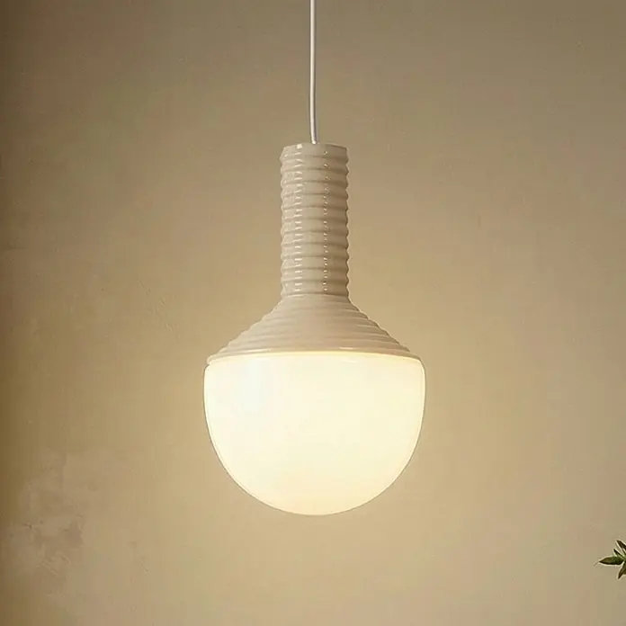 Lucande Pendelleuchte Florine - creme / amber, beige, opal, E27 - Eine Hängeleuchte mit geripptem cremefarbenem Keramikoberteil und leuchtendem milchweißem Glaskugeldiffusor.