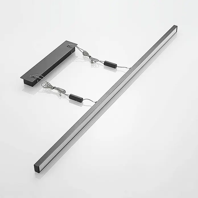Lindby Pendelleuchte Arneja - L x B x H: 120 x 3,5 x 2 cm, schwarz, Schwarz matt - Komponenten einer schwarzen linearen LED-Pendelleuchte: rechteckige Deckenhalterung, lange Lichtleiste und Aufhängeseile mit Justierungen.