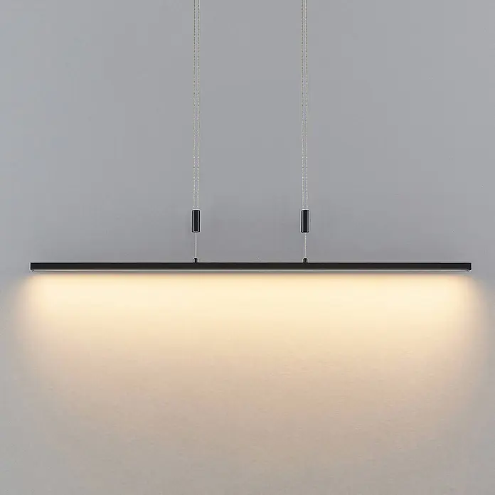 Lindby Pendelleuchte Arneja - L x B x H: 120 x 3,5 x 2 cm, schwarz, Schwarz matt - Schwarze lineare Pendelleuchte, an dünnen Ketten hängend, spendet warmes Licht nach unten.