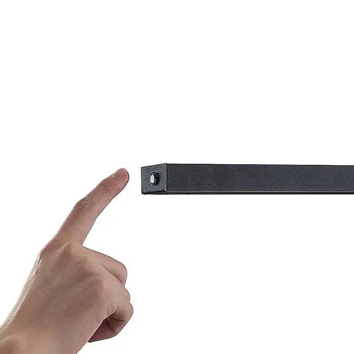 Lindby Pendelleuchte Arneja - L x B x H: 120 x 3,5 x 2 cm, schwarz, Schwarz matt - Zeigefinger ist bereit, einen weißen Knopf an einer schwarzen, texturierten Rechteckschiene zu berühren.