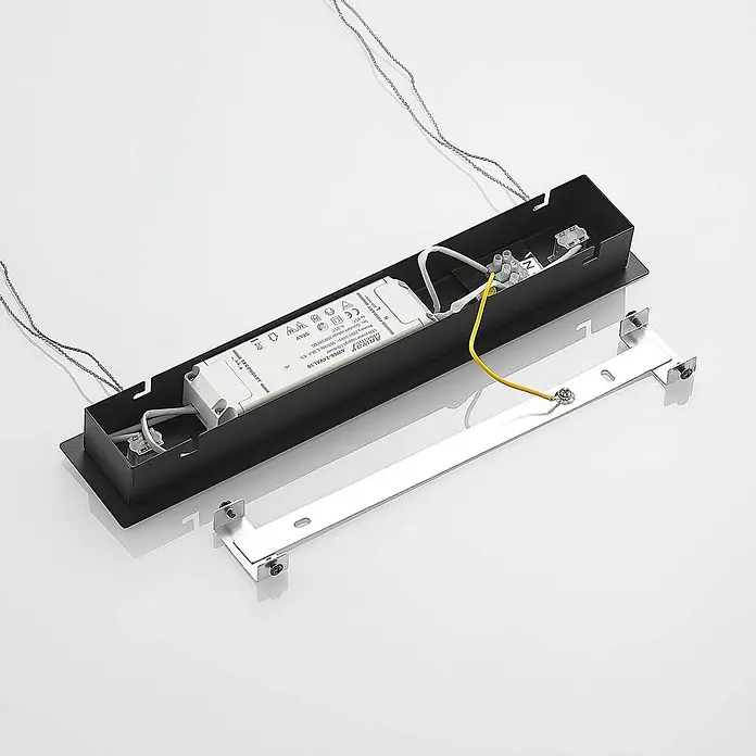 Lindby Pendelleuchte Arneja - L x B x H: 120 x 3,5 x 2 cm, schwarz, Schwarz matt - Weißer LED-Treiber in schwarzem Metallgehäuse, mit silberner Montagehalterung und Verkabelung.