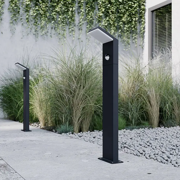 Lucande Außenlaterne Nevio -  - Moderne schwarze Pollerleuchte mit integriertem LED und Bewegungssensor, beleuchtet einen Gartenweg.