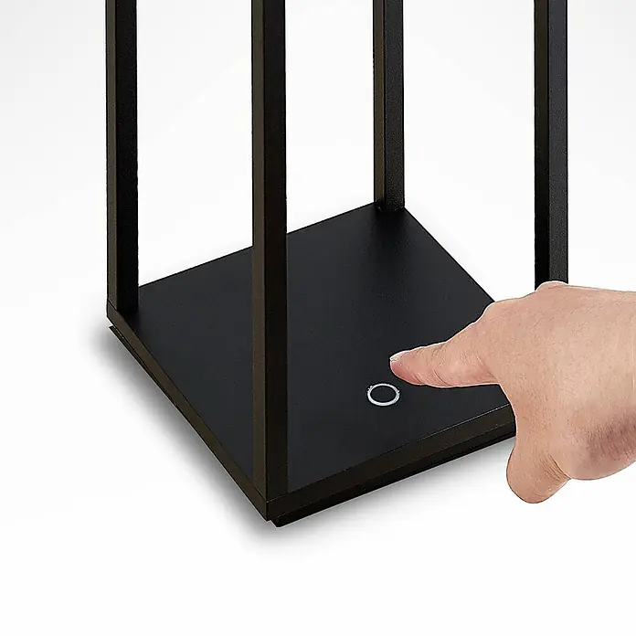 Lucande Außenstehleuchte Elaja -  - Schwarzer Lampenfuß mit quadratischem Rahmen und beleuchtetem Touch-Schalter, der von einem Finger betätigt wird.