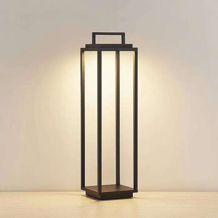 Lucande Außenstehleuchte Elaja -  - Hohe, dunkle Tischlampe im Laternenstil mit beleuchteten Paneelen und Tragegriff.