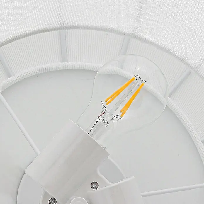 Lindby Deckenlampe in weiß, Deckenleuchte -  - Klare LED-Glühbirne mit orangefarbenen Filamenten in weißer Fassung, Teil einer Leuchte mit weißem Stoffschirm.