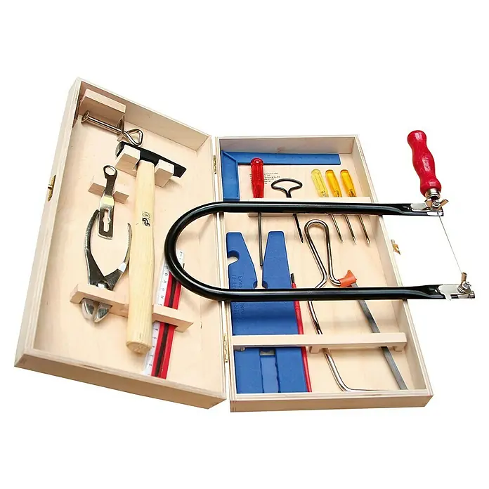 Laubsäge-Set - 18 -tlg. - Werkzeugkasten mit einer Vielzahl von Handwerkzeugen wie Hammer, Zange, Säge und Schraubendreher, ordentlich in einem Holzkoffer verstaut.
