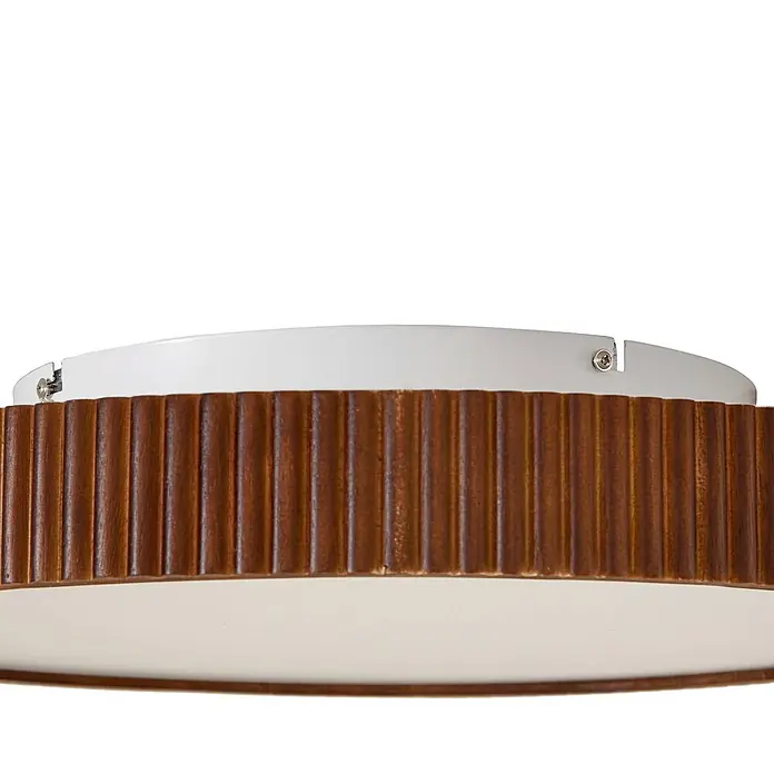 Lindby Deckenleuchte Velua - L x B x H: 50 x 50 x 10 cm, Holz dunkel - Braune geriffelte Holz- und weiße Deckenleuchte mit einem weißen Diffusor.