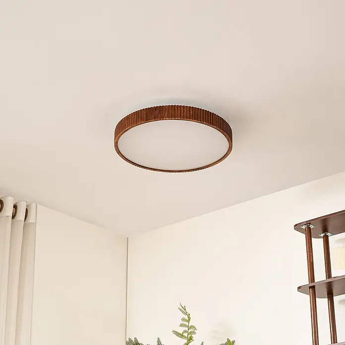 Lindby Deckenleuchte Velua - L x B x H: 50 x 50 x 10 cm, Holz dunkel - Runde Deckenleuchte mit dunkelbraunem gerilltem Holzrand und weißem Diffusor, bündig montiert.