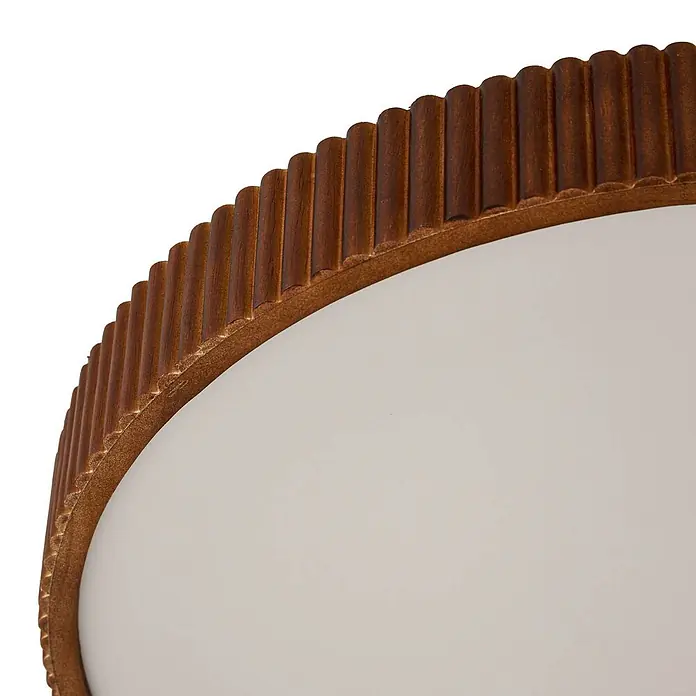 Lindby Deckenleuchte Velua - L x B x H: 50 x 50 x 10 cm, Holz dunkel - Nahaufnahme einer runden, dunkelbraunen Deckenleuchte aus geriffeltem Holz mit hellem Diffusor.