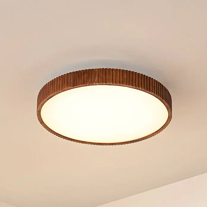 Lindby Deckenleuchte Velua - L x B x H: 50 x 50 x 10 cm, Holz dunkel - Runde Deckenleuchte mit geripptem, rotbraunem Rahmen und weißem, beleuchtetem Diffusor.