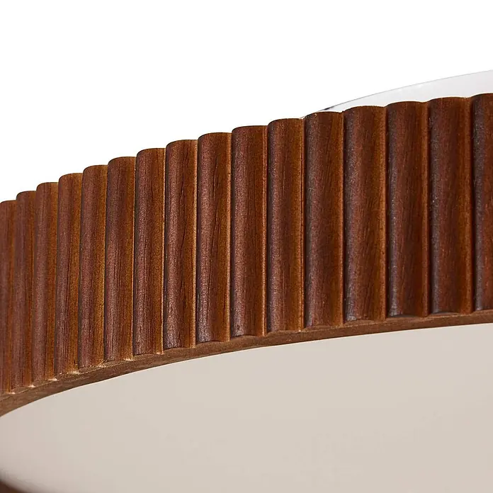 Lindby Deckenleuchte Velua - L x B x H: 50 x 50 x 10 cm, Holz dunkel - Nahaufnahme des runden Randes einer Leuchte mit geriffelter, warmbrauner Holzeinfassung und glatter, heller Innenfläche.